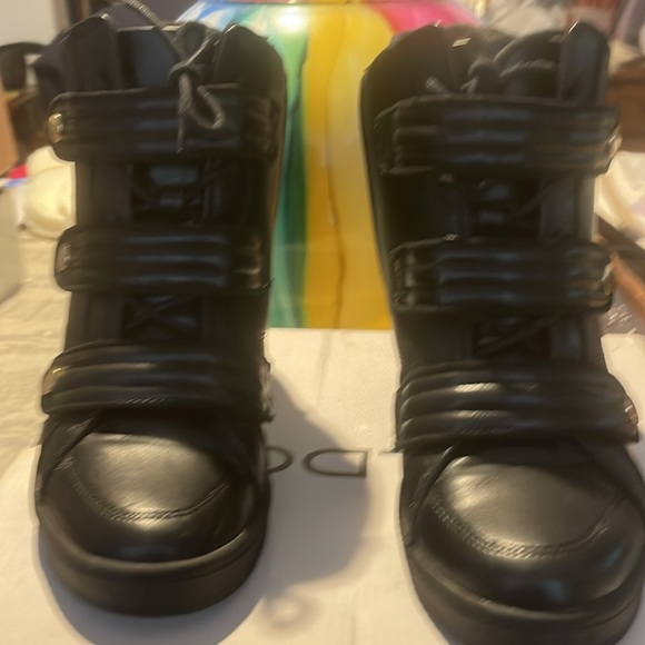 Aldo black, futuristic size 10 wedge boots. Worn once to a Prince event. - Picture 9 of 10